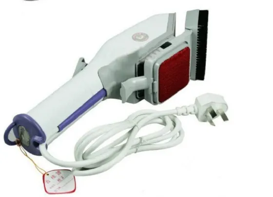 Электрическая киім тазалағыш щетка, қуат кабеліне ие, шаң мен тоқыма бөлшектерін жоюға арналған щетинамен.