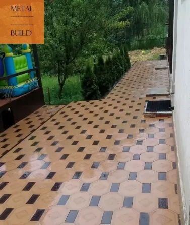 Работы по укладке плитки на улице с людьми, укладывающими плитку