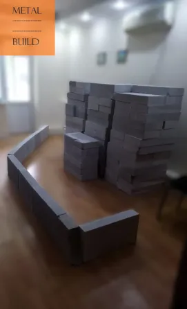 Работы по укладке плитки на улице с людьми, укладывающими плитку