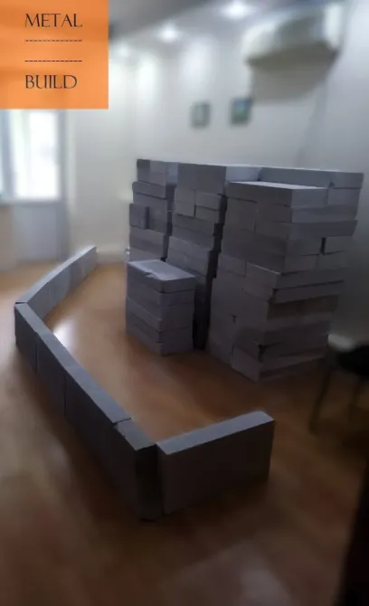 Стена из блоков в помещении, созданная из плитки или строительных материалов