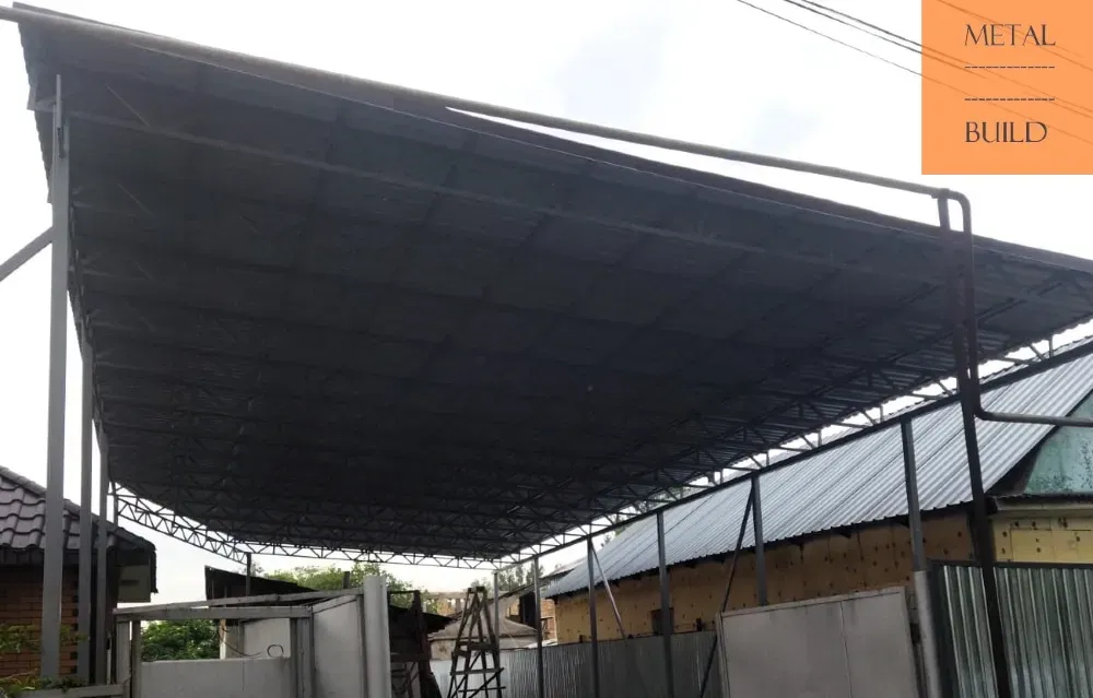 Металлический навес с крышей из стали в жилом районе