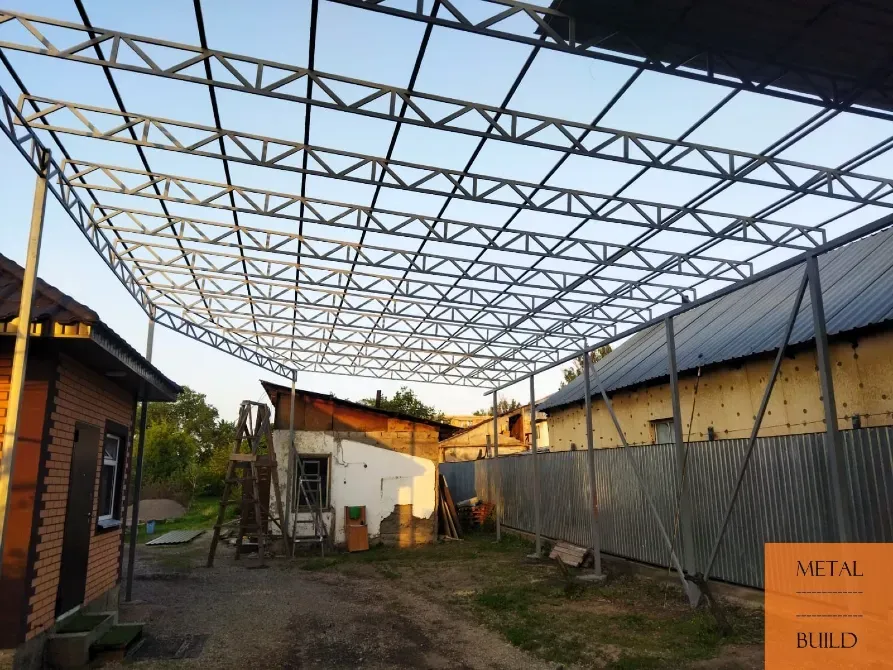 Конструкция металлического каркаса для навеса на открытом воздухе