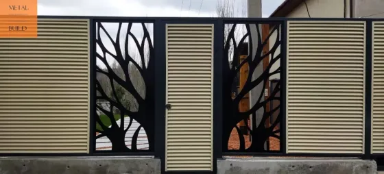 Металлический забор с узором в виде деревьев и дверцей