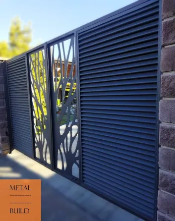 Металлический забор с узором в виде деревьев и дверцей