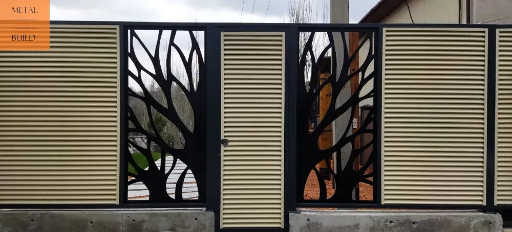 Металлический забор с узором в виде деревьев и дверцей