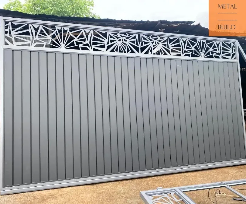Современная металлическая ворота с геометрическим узором и вертикальными панелями