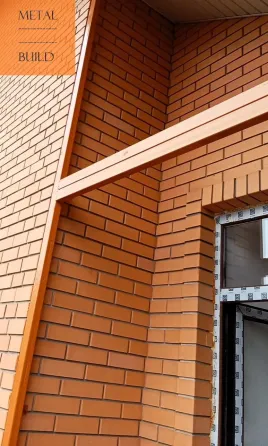 Металлдан жасалған шатыр және қызғылт сары элементтері бар кірпіш қабырғалар