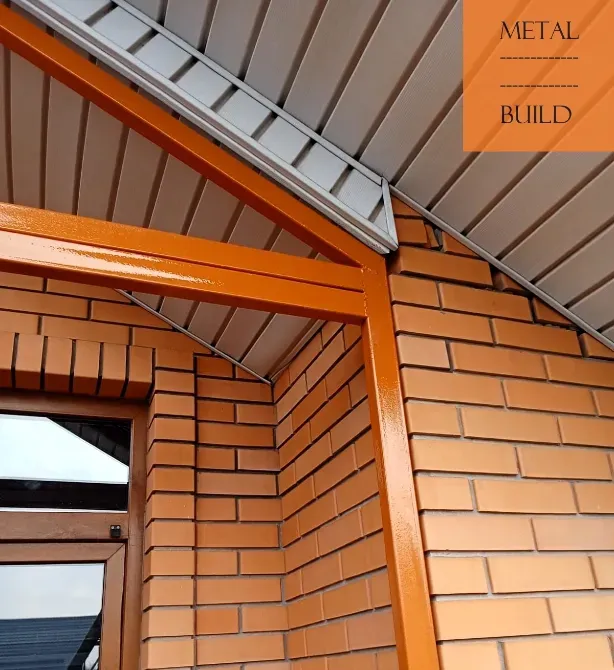 Металлическая крыша и кирпичные стены с оранжевым каркасом