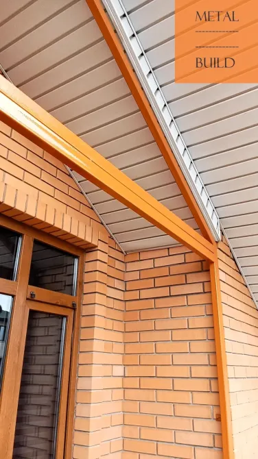 Крыша из металла и кирпичная стена с оранжевыми элементами