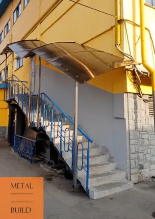 Новое строительство лестницы с гранитными ступенями