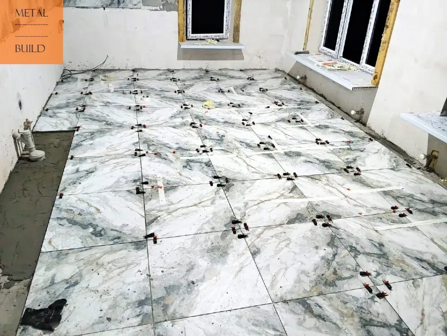 Укладка плитки на пол в интерьере комнаты