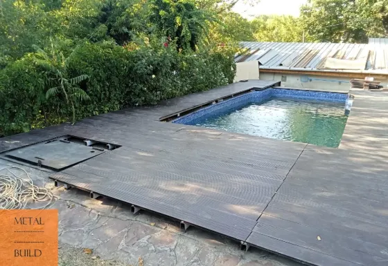 Ағаш сатыларымен және демалыс аймағы бар террасаның ерекшеліктері