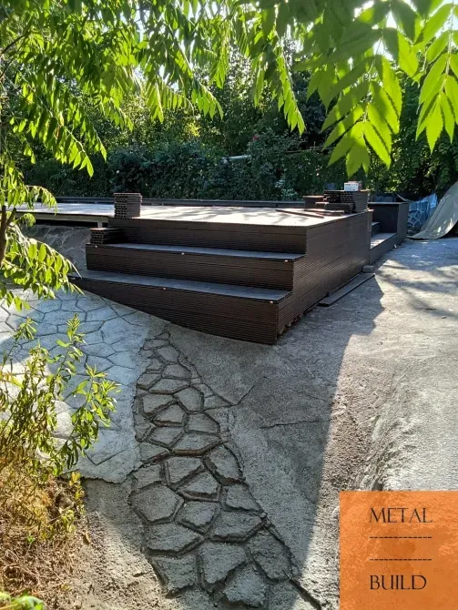 Особенности террасы с деревянными ступенями и зоной для отдыха