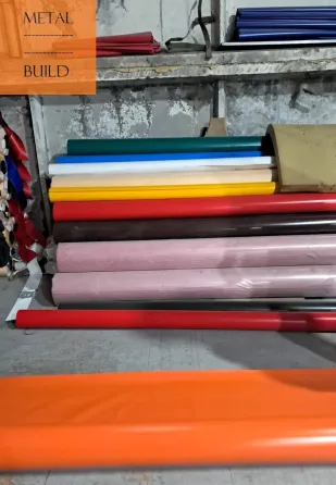 Кафенің төбесі ілулі әшекейлермен