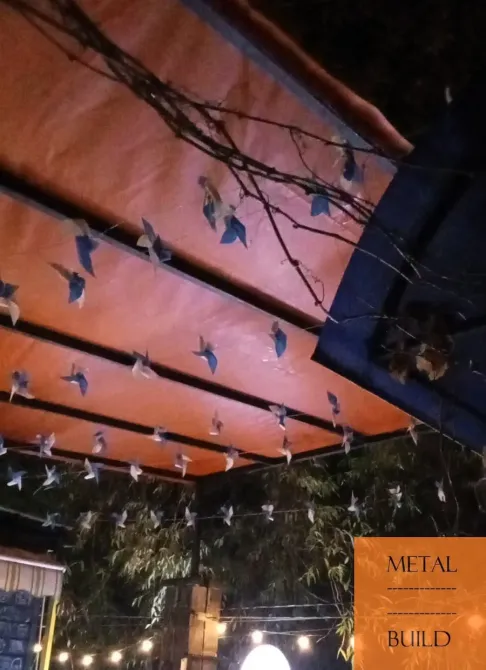 Крыша кафе с висячими украшениями