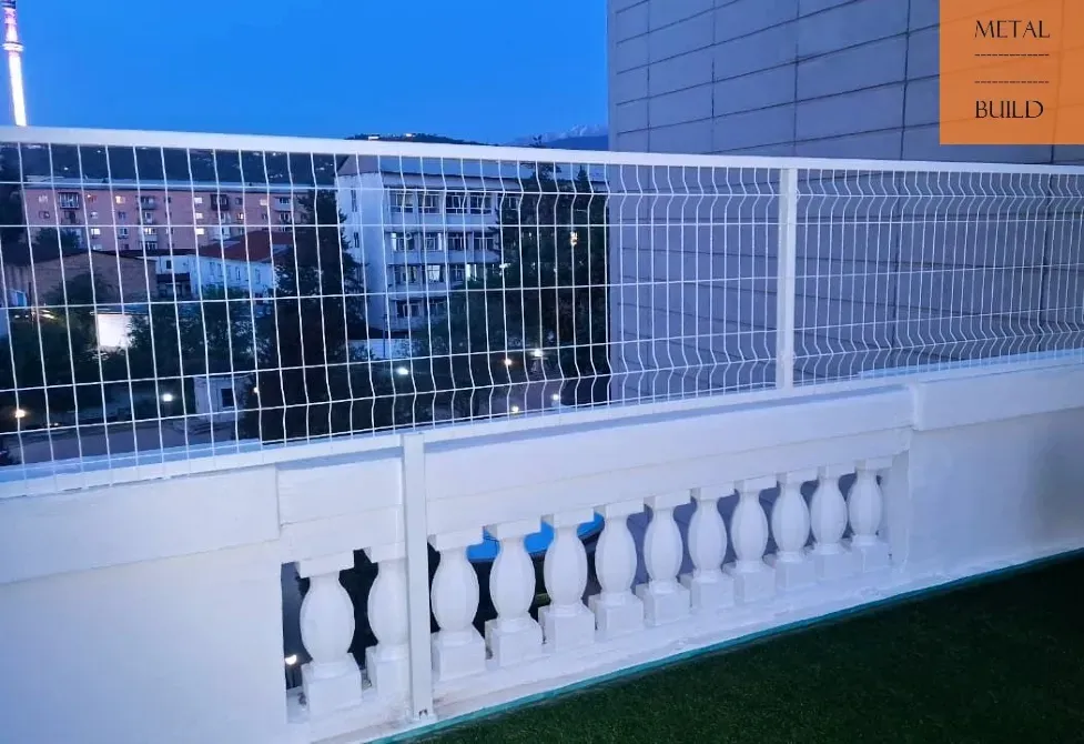 Балкон с ограждением и видом на город в ночное время