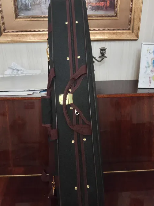 Чёрный футляр для музыкального инструмента с застёжкой и ручкой