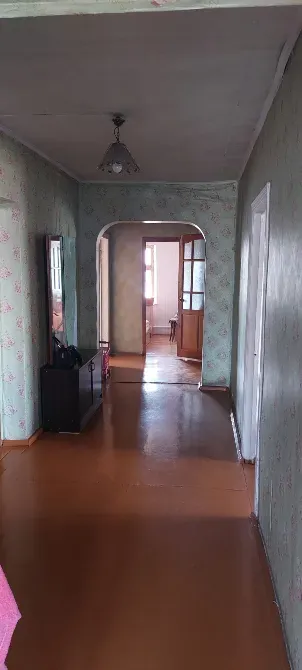 Терезелері бар үйдегі дәліз