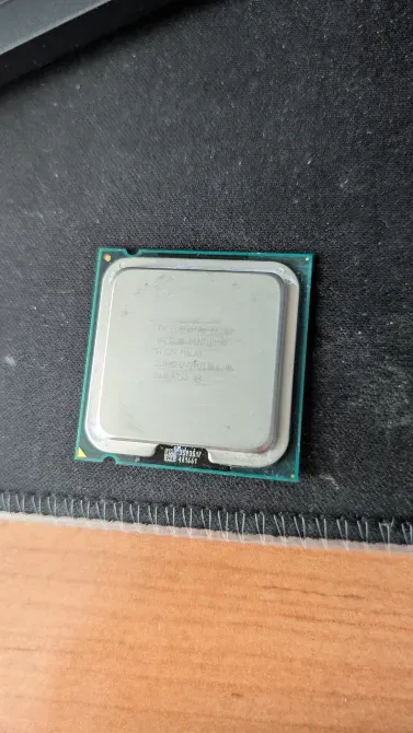 Процессор Intel с текстом на поверхности, вид снизу