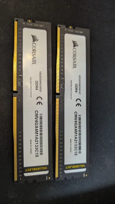 Две планки оперативной памяти Corsair DDR4 на черном фоне