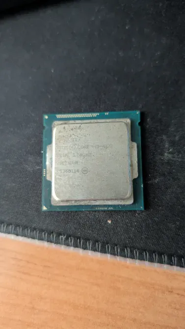 Процессор на черном фоне, вид сверху