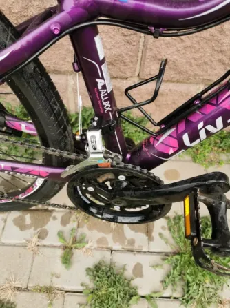 велосипед с высоким рулем и узкими шинами