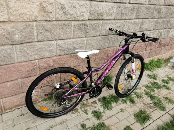 велосипед с высоким рулем и узкими шинами