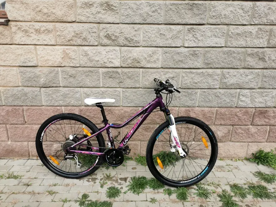 велосипед с высоким рулем и узкими шинами