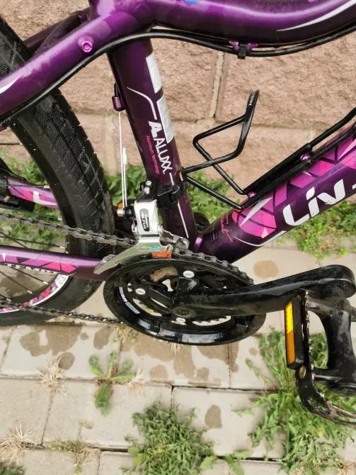 вид снизу каретки и педалей велосипеда