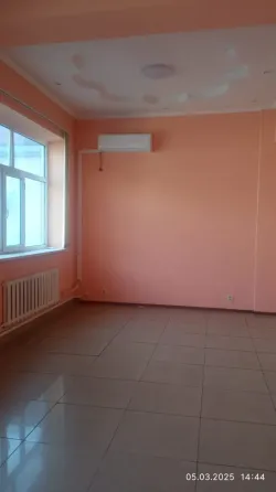 Кең офис холлы, көптеген есіктермен және заманауи дизайнымен