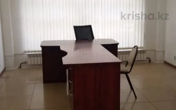 Кең офис холлы, көптеген есіктермен және заманауи дизайнымен