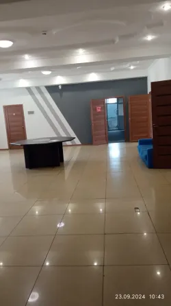 Кең офис холлы, көптеген есіктермен және заманауи дизайнымен