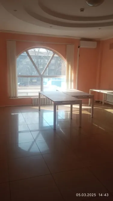 Помещение с окнами, залитое солнечным светом, стильный интерьер