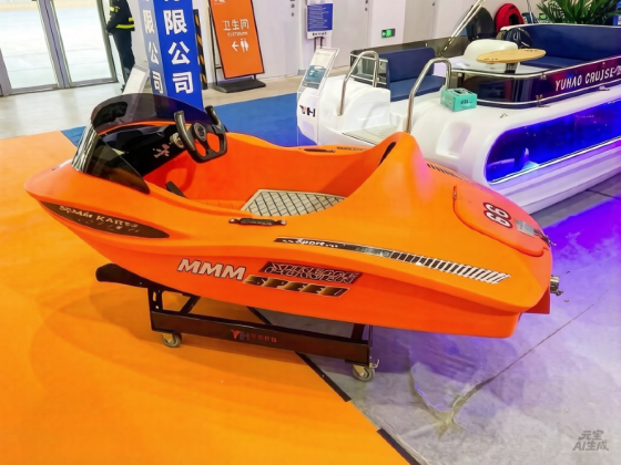 Красный водный карт с надписью 