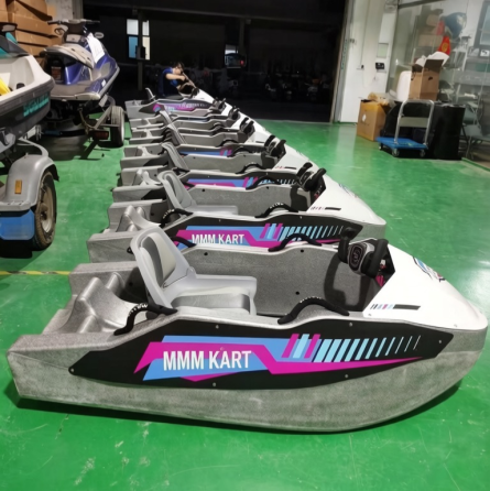 Красный водный карт с надписью 