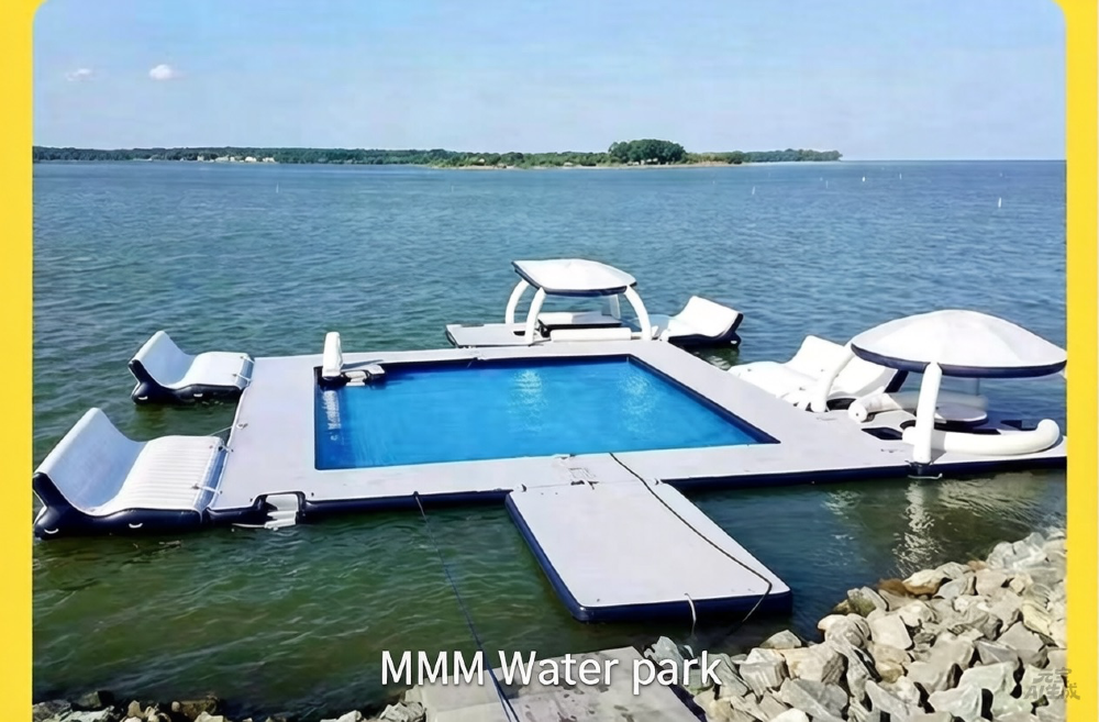 Парк водных развлечений с платформой и бассейном на озере