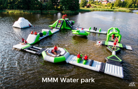Аквапарк MMM с водными аттракционами на водной глади
