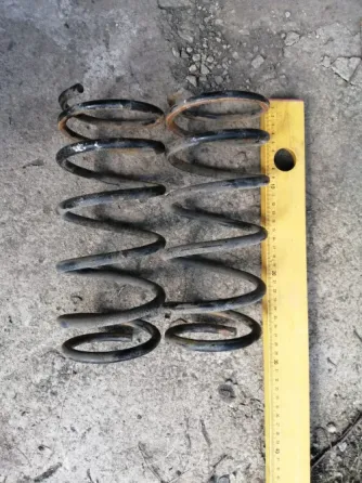 Бетон бетінде орналасқан пружиналар мен линейка