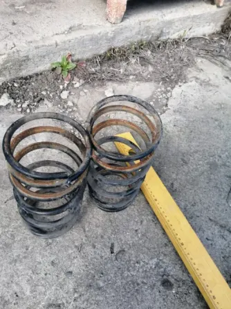 Бетон бетінде орналасқан пружиналар мен линейка