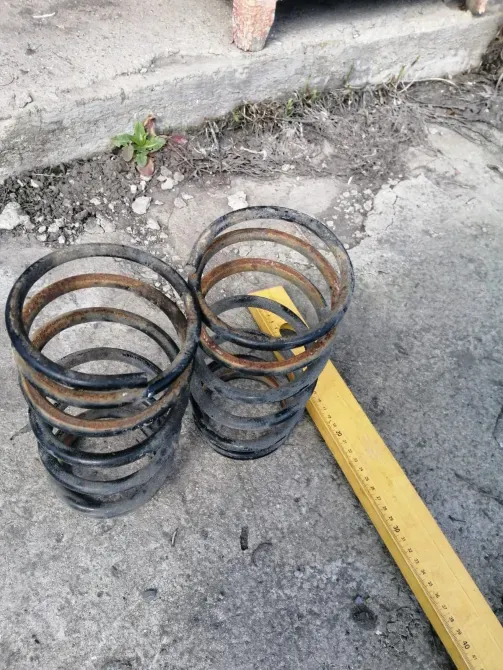 Пружины на бетонной поверхности рядом с линейкой