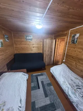 уютный уголок с креслом-качалкой и мягкими пуфами