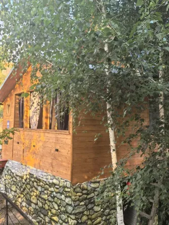 уютный уголок с креслом-качалкой и мягкими пуфами