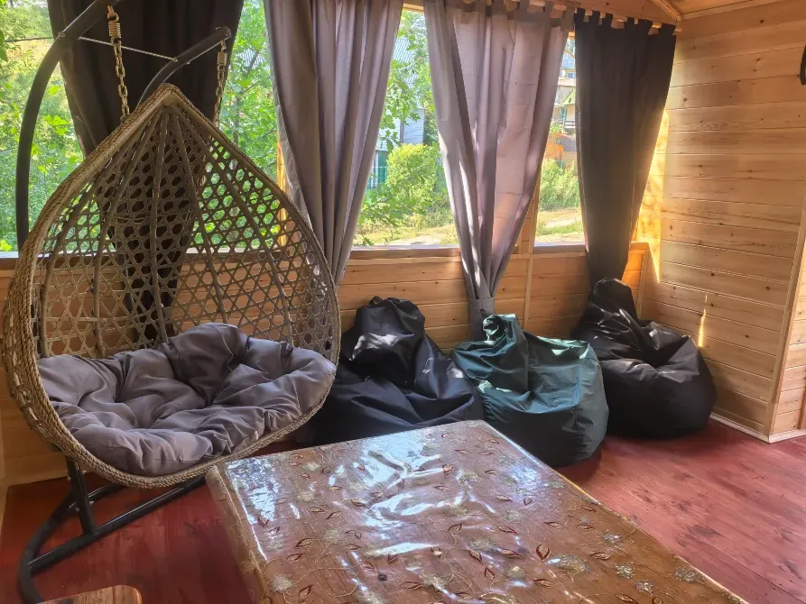 зона отдыха с креслом-качалкой и пуфами