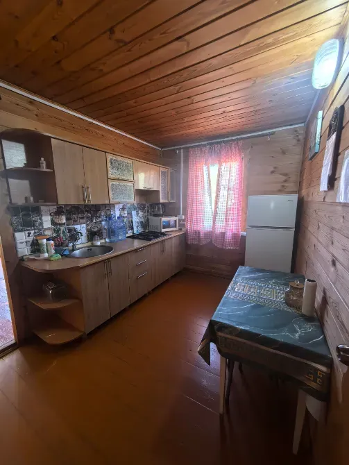 кухня с мебелью и обеденным столом