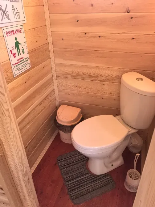туалет в деревянном доме