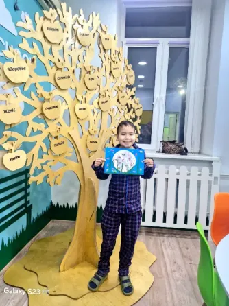 Учительница на семинаре в классе с детскими игрушками