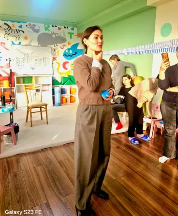 Учительница на семинаре в классе с детскими игрушками