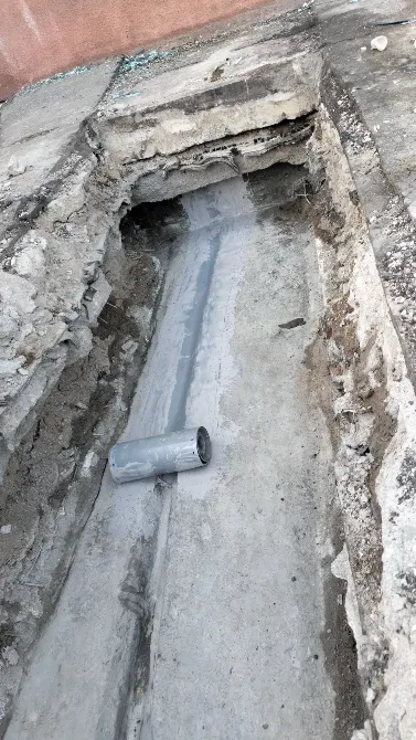 Яма для трубопровода с установленной трубой