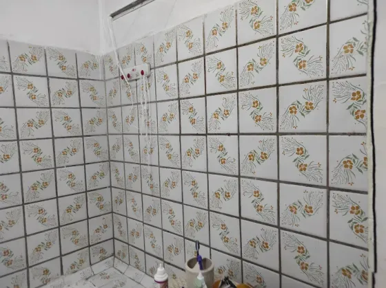 Старые плитки в ванной комнате с цветочным узором