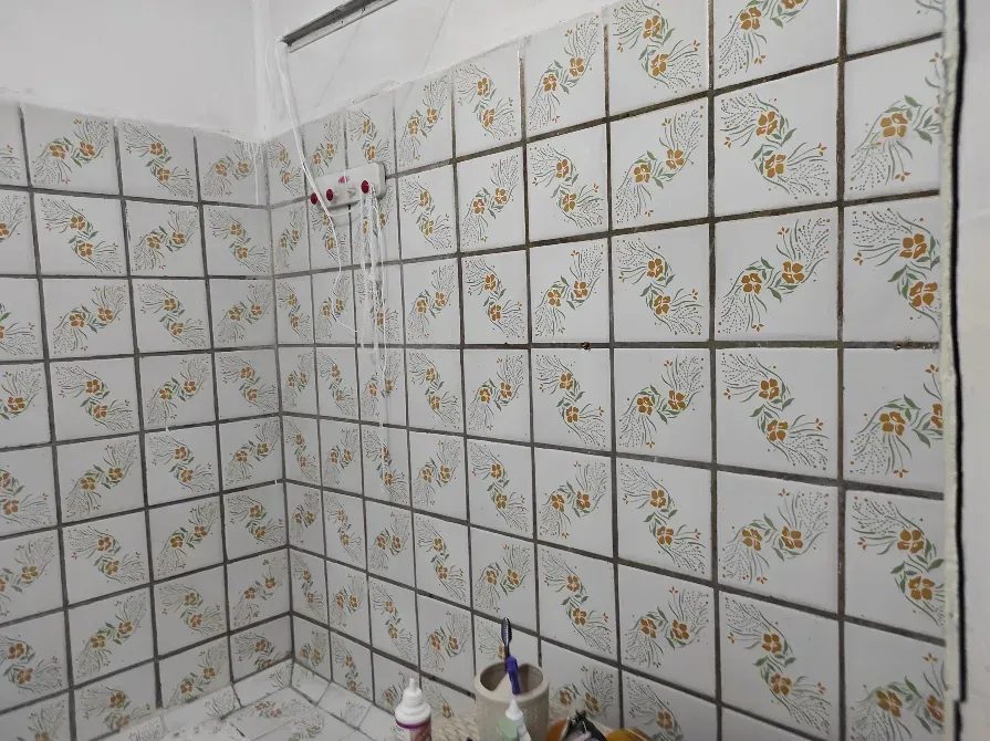 Старые плитки в ванной комнате с цветочным узором
